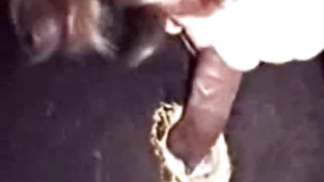 ゴム製の鶏を舐める大きな唇を持つ黒い雌犬 可愛い 子 の エッチ 動画