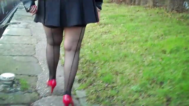 美しいブルネットの小さなストリップ 女の子 向け エッチ 無料 動画