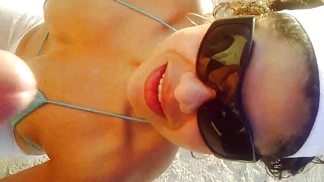 美しいブルネットの女性の足をマッサージ男 女の子 が 見る 無料 エロ 動画