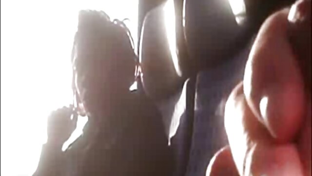 美しい胸を持つ女の子はベッドで彼女のセクシーな体を愛撫 動画 セックス 女性