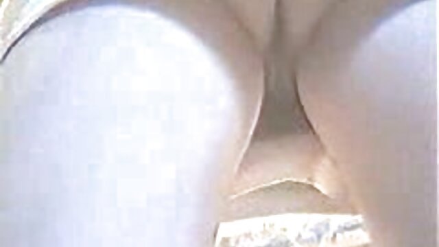 ブルネットは、ハンドルで陰茎を動作させる方法をブロンドに指示します 女の子 エロ い 動画