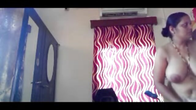 Sarah吸いとstroking彼自身 エッチ 動画 女性