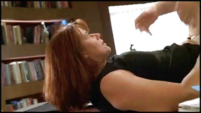 赤い髪の雌犬はソファの上で自分自身をfondles 女の子 向け セックス 動画