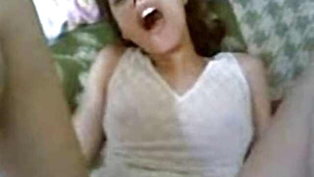 若いセクシーなブルネット情熱的にストリップショーを踊る 動画 セックス 女性